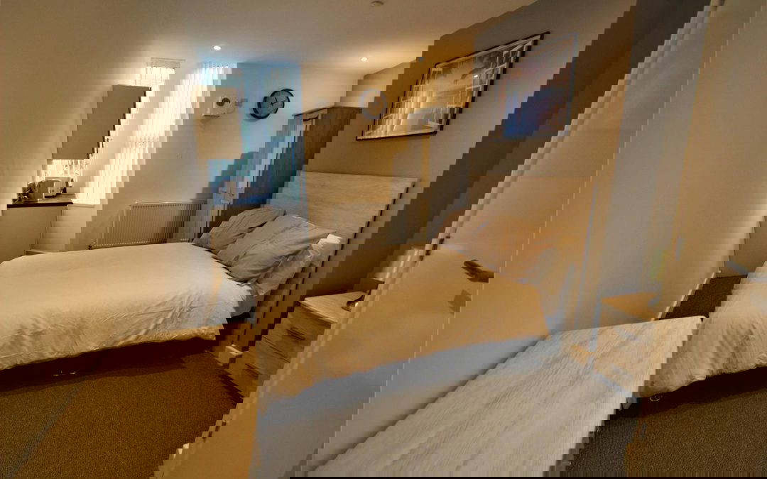 Room 6 – Murray Road, Rugby